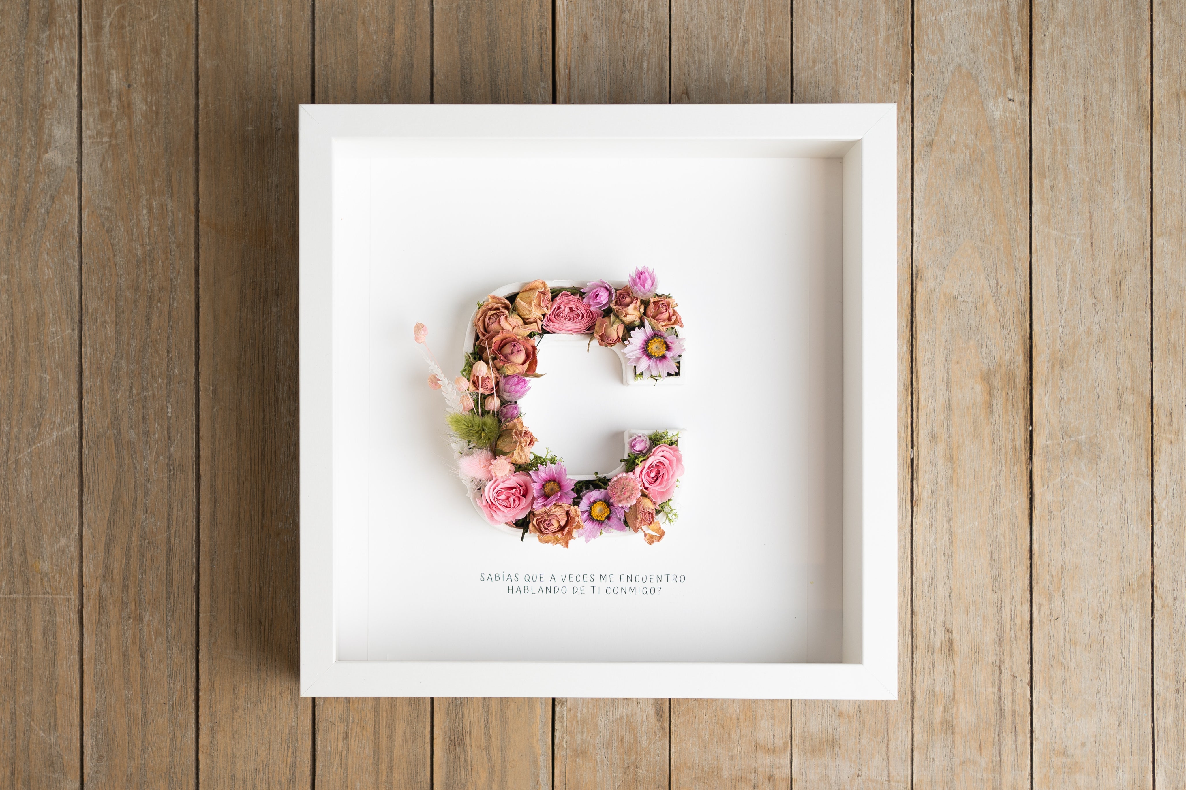 Letra C con flor seca