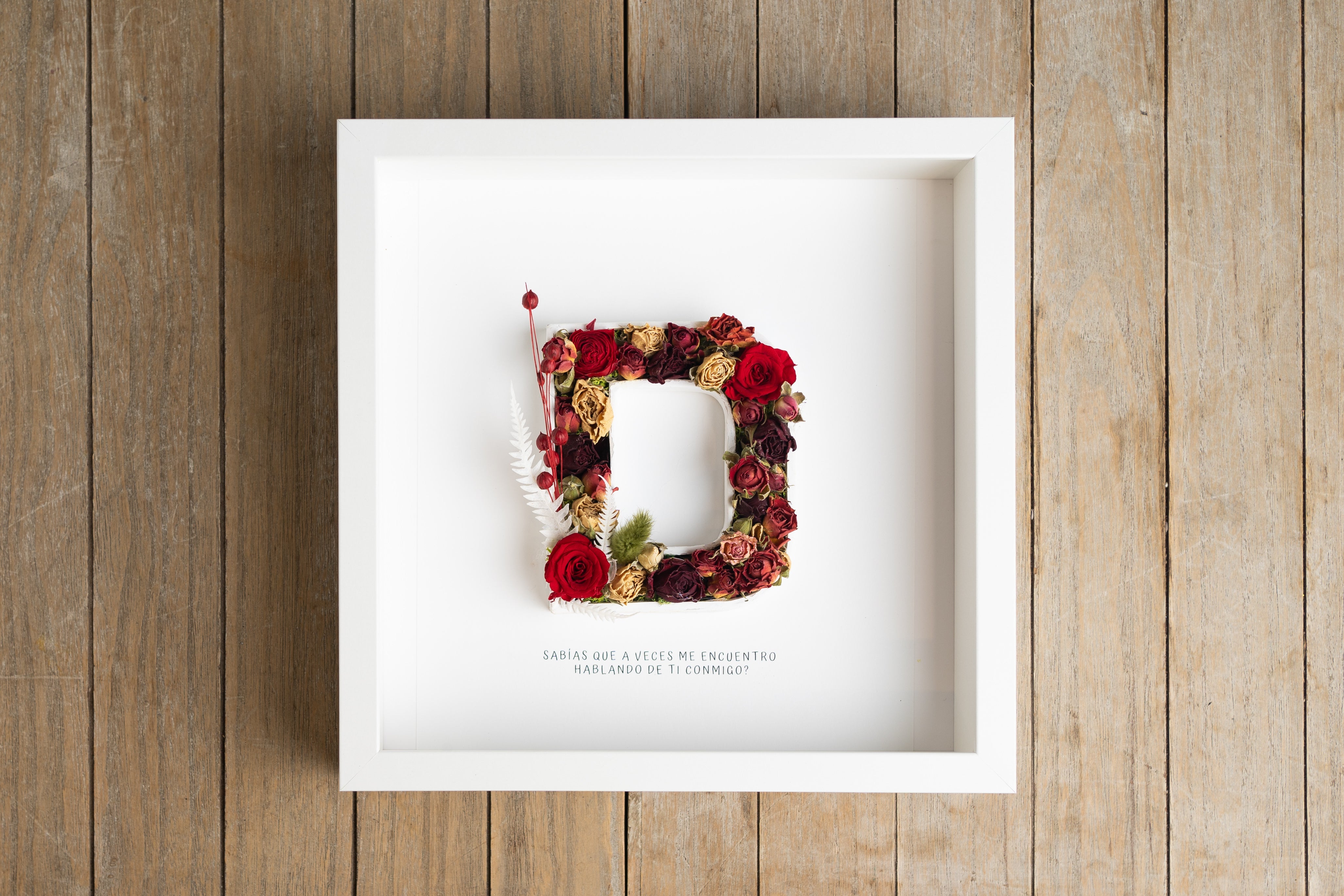 Letra D con flor seca