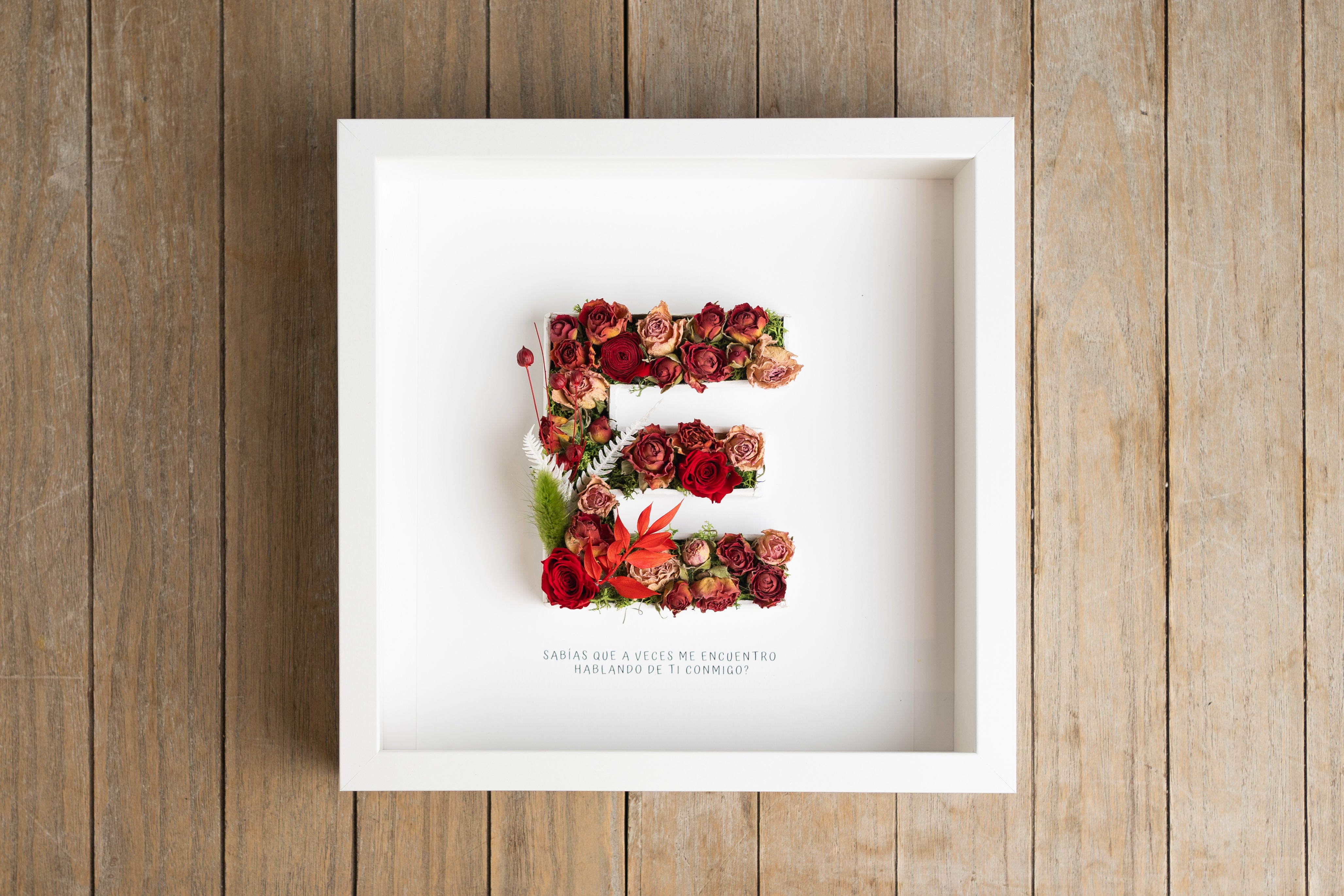 Letra E con flor seca