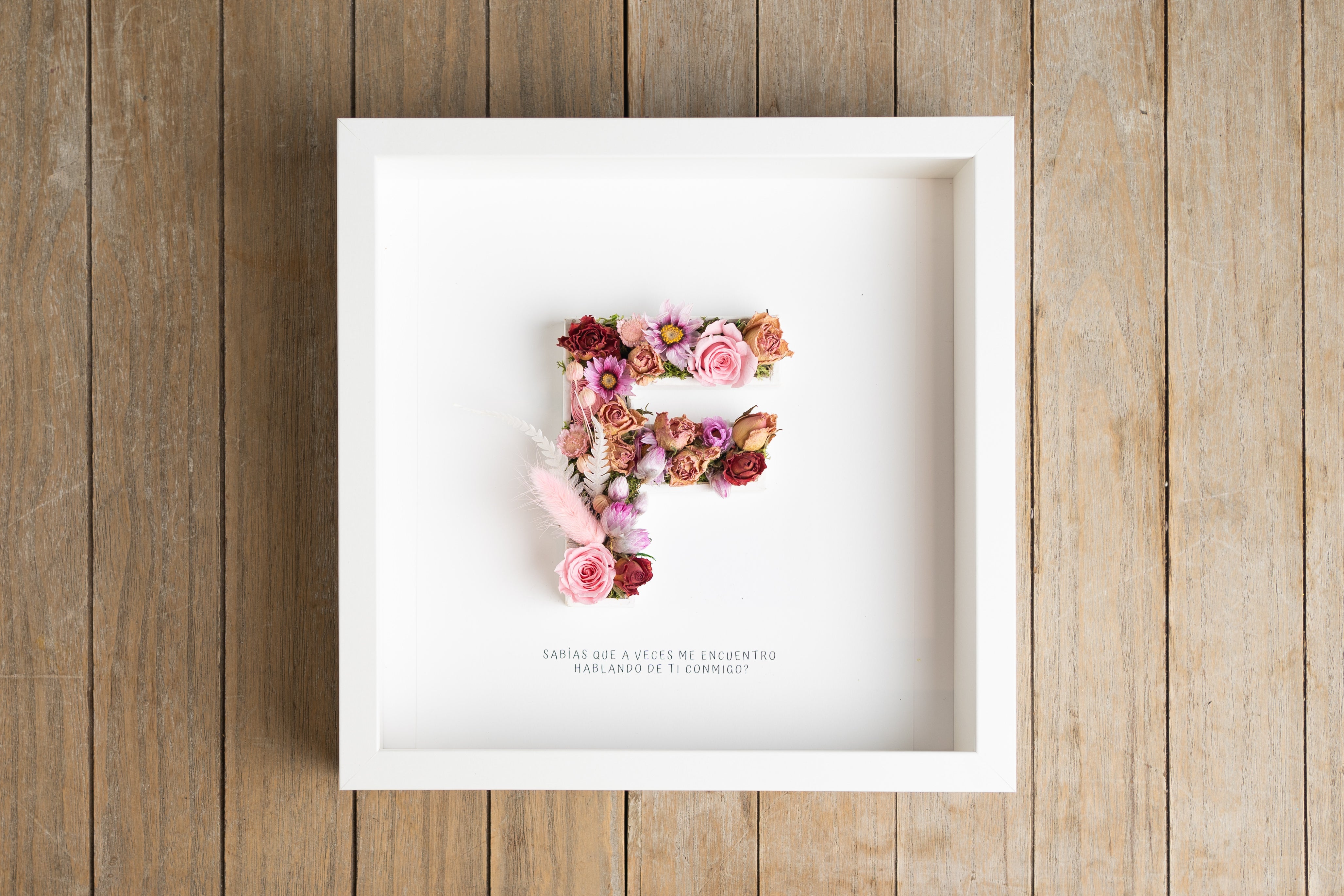 Letra F con flor seca