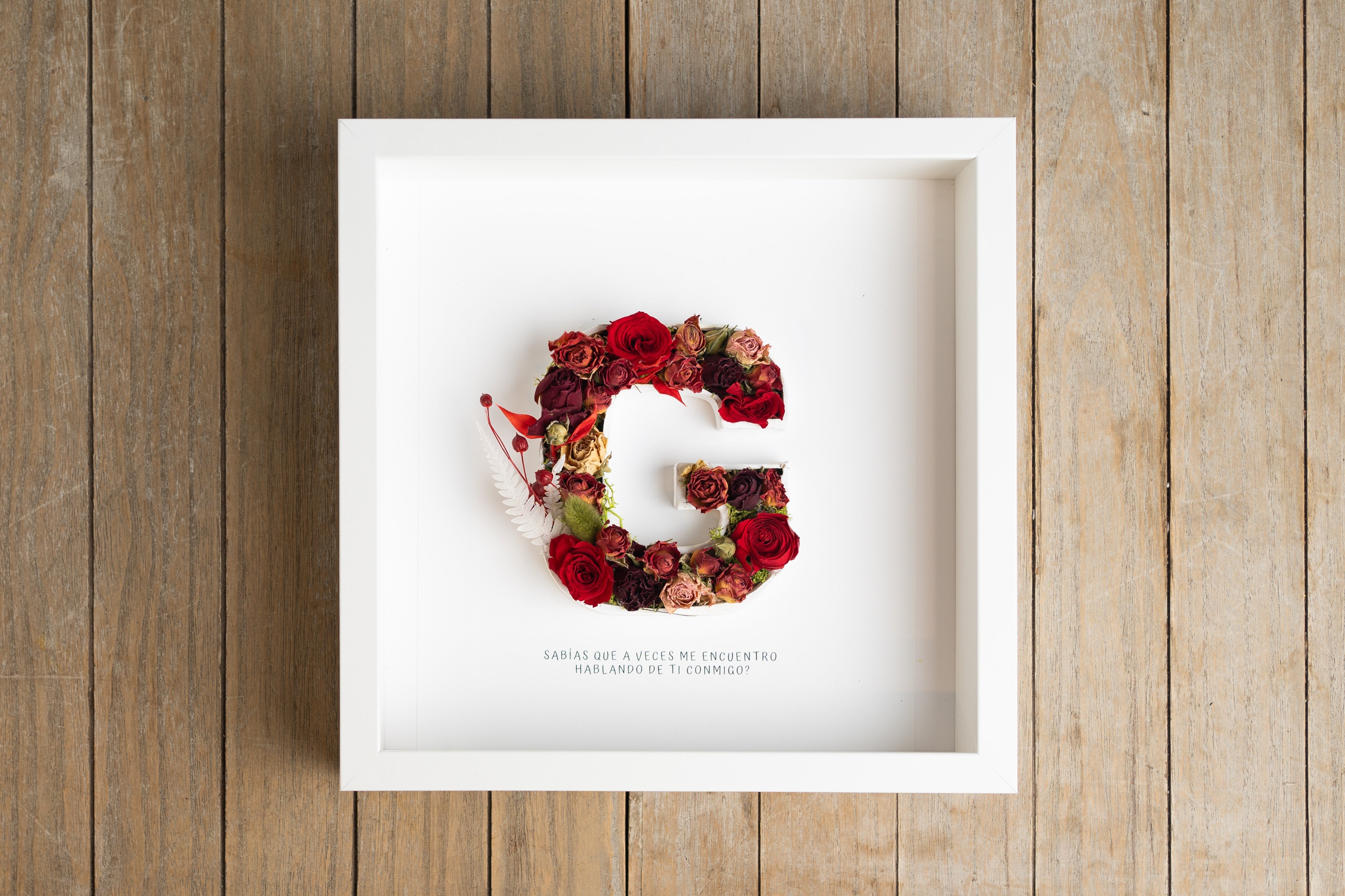 Letra G con flor seca