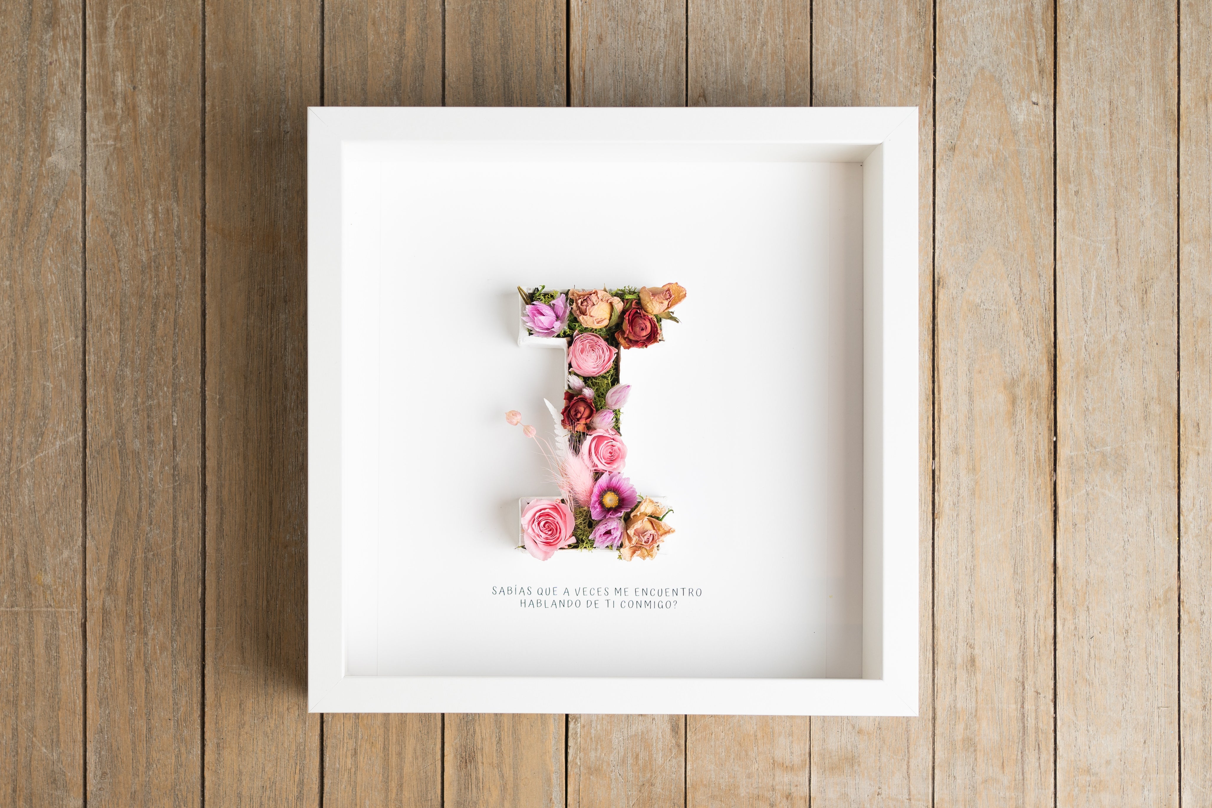 Letra I con flor seca