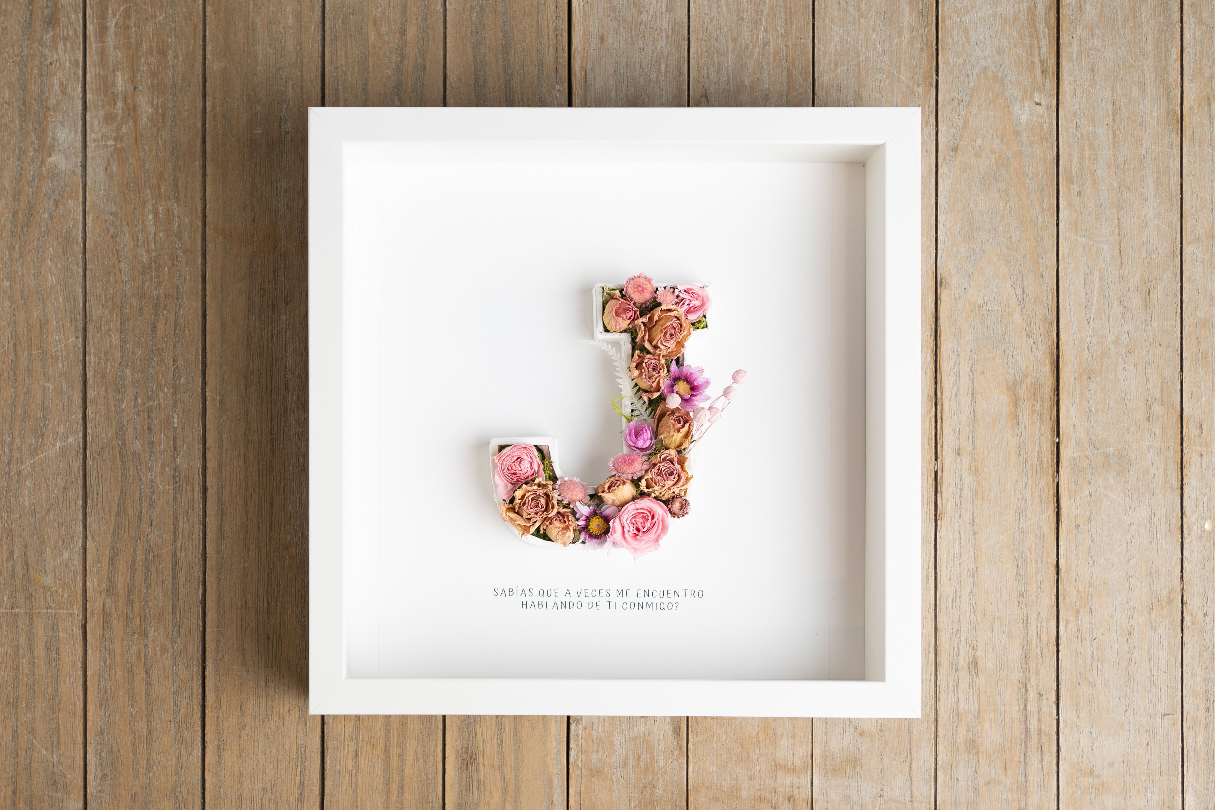 Letra J con flor seca