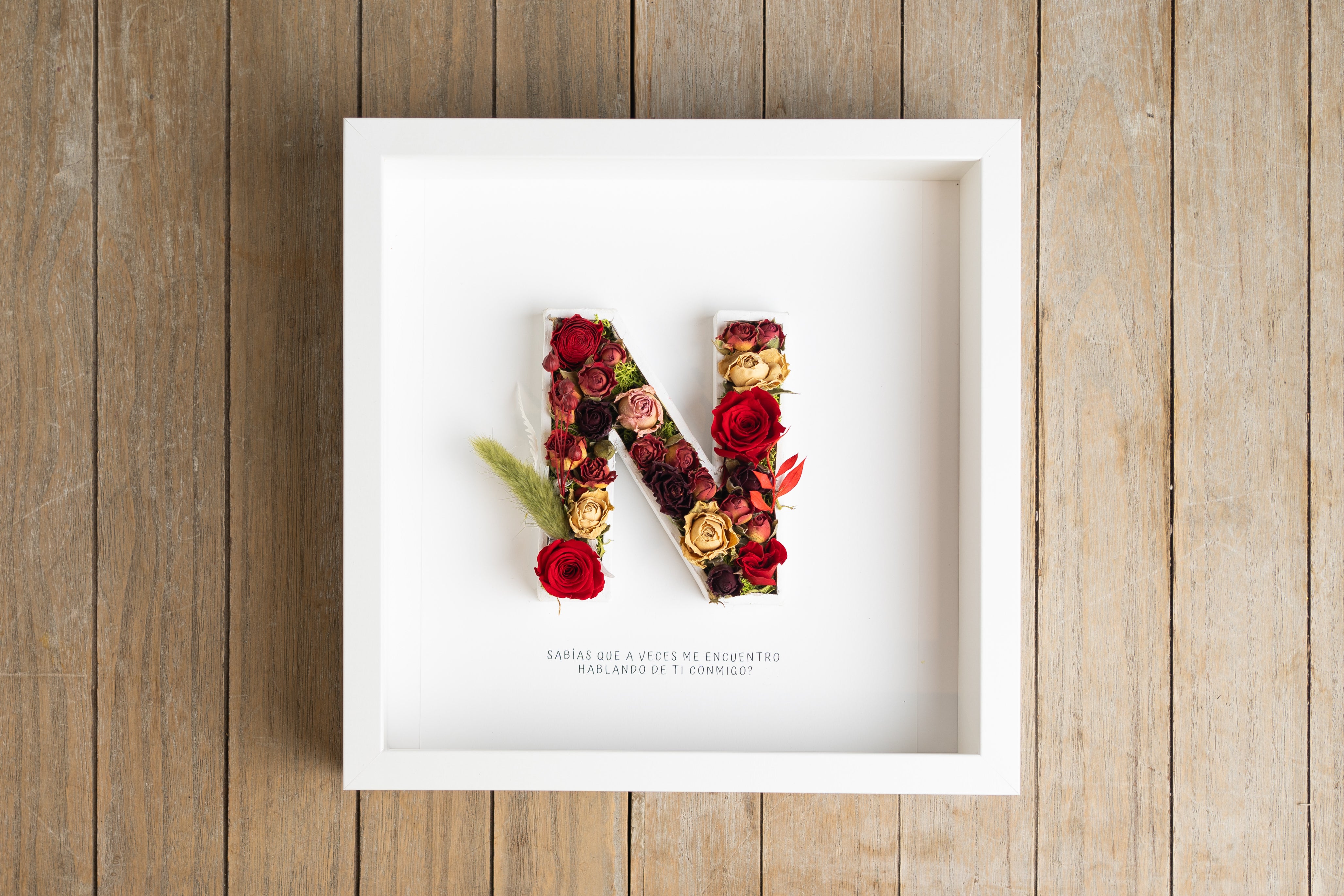 Letra N con flor seca