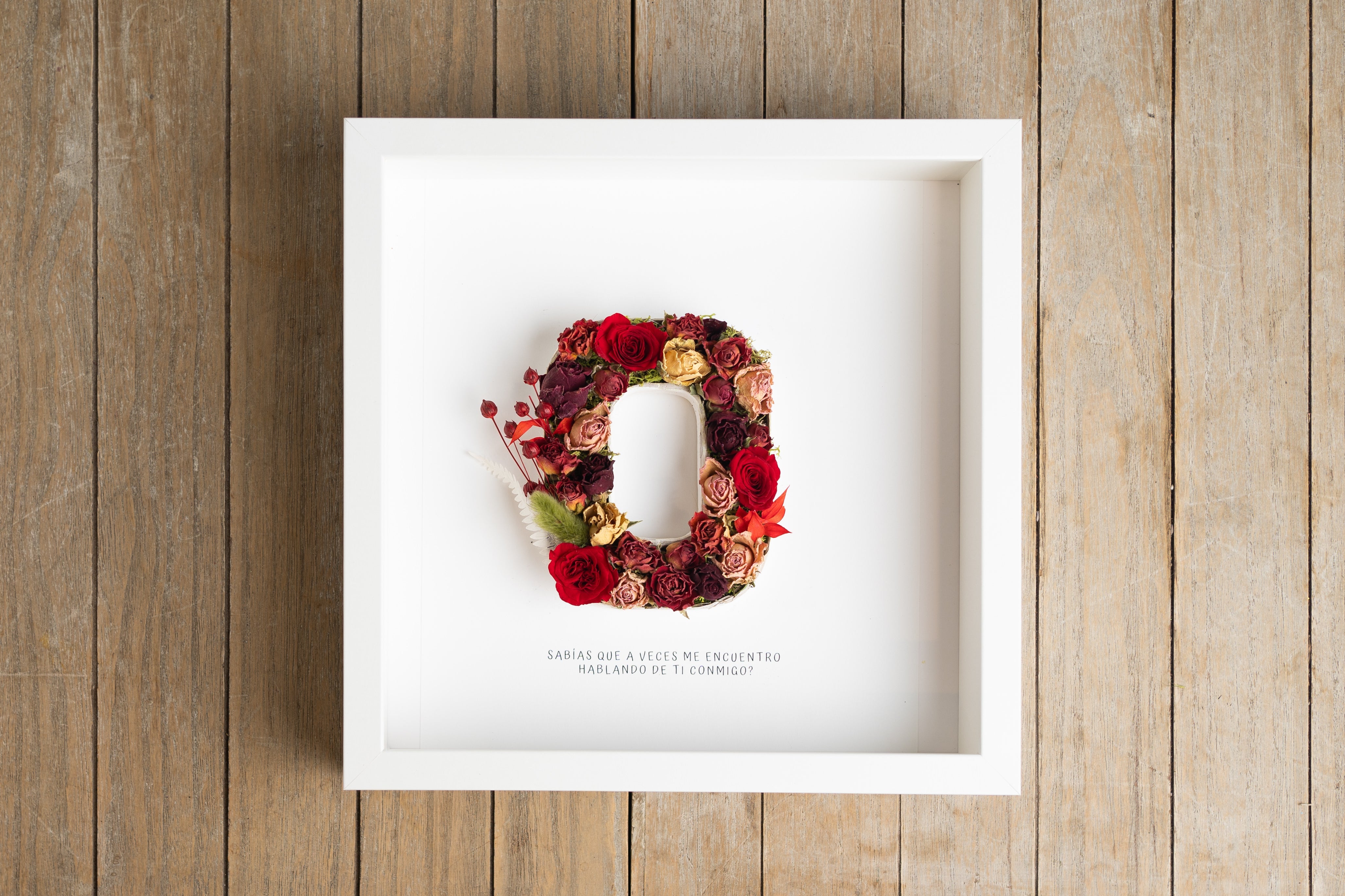 Letra O con flor seca