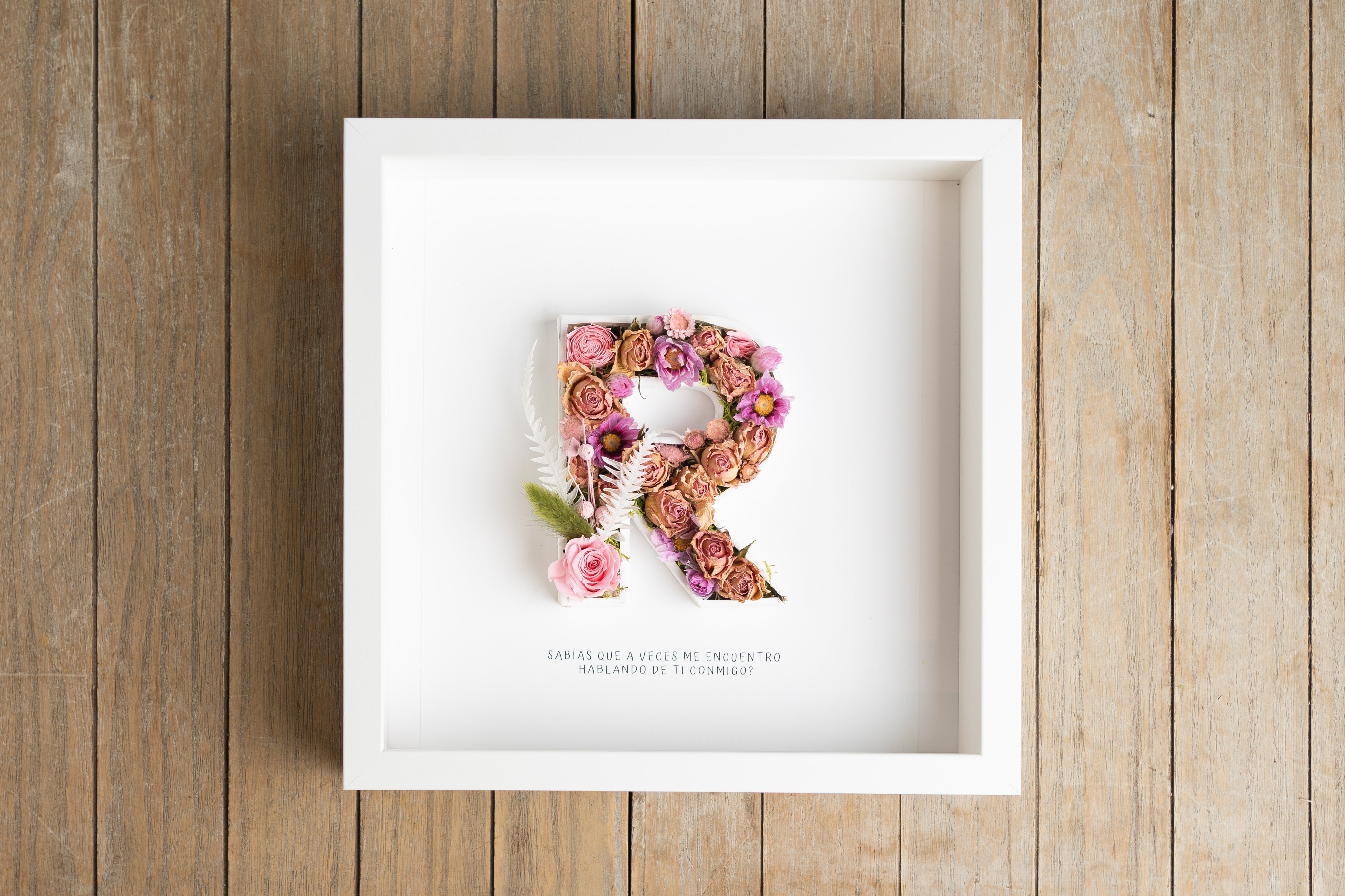 Letra R con flor seca