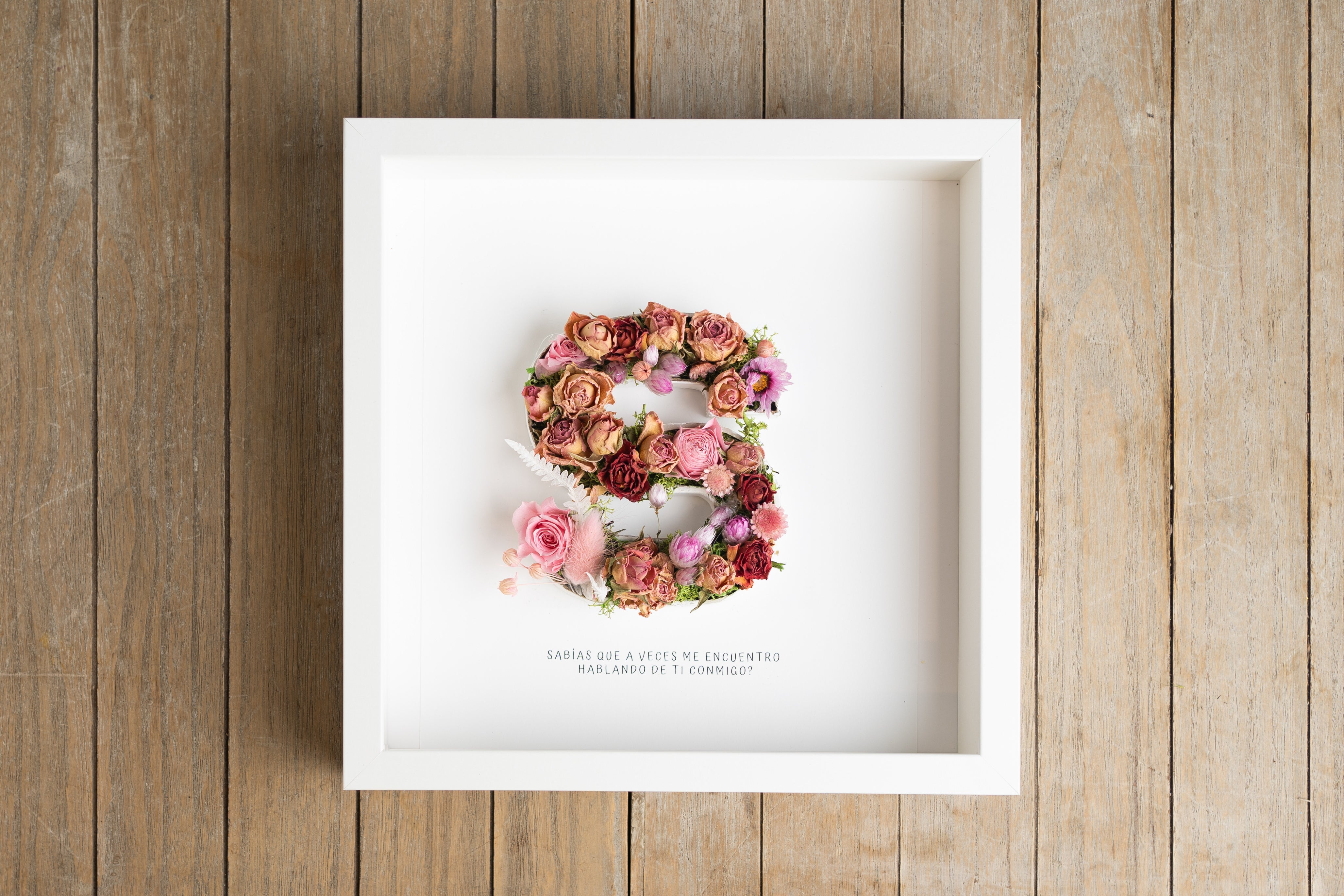 Letra S con flor seca