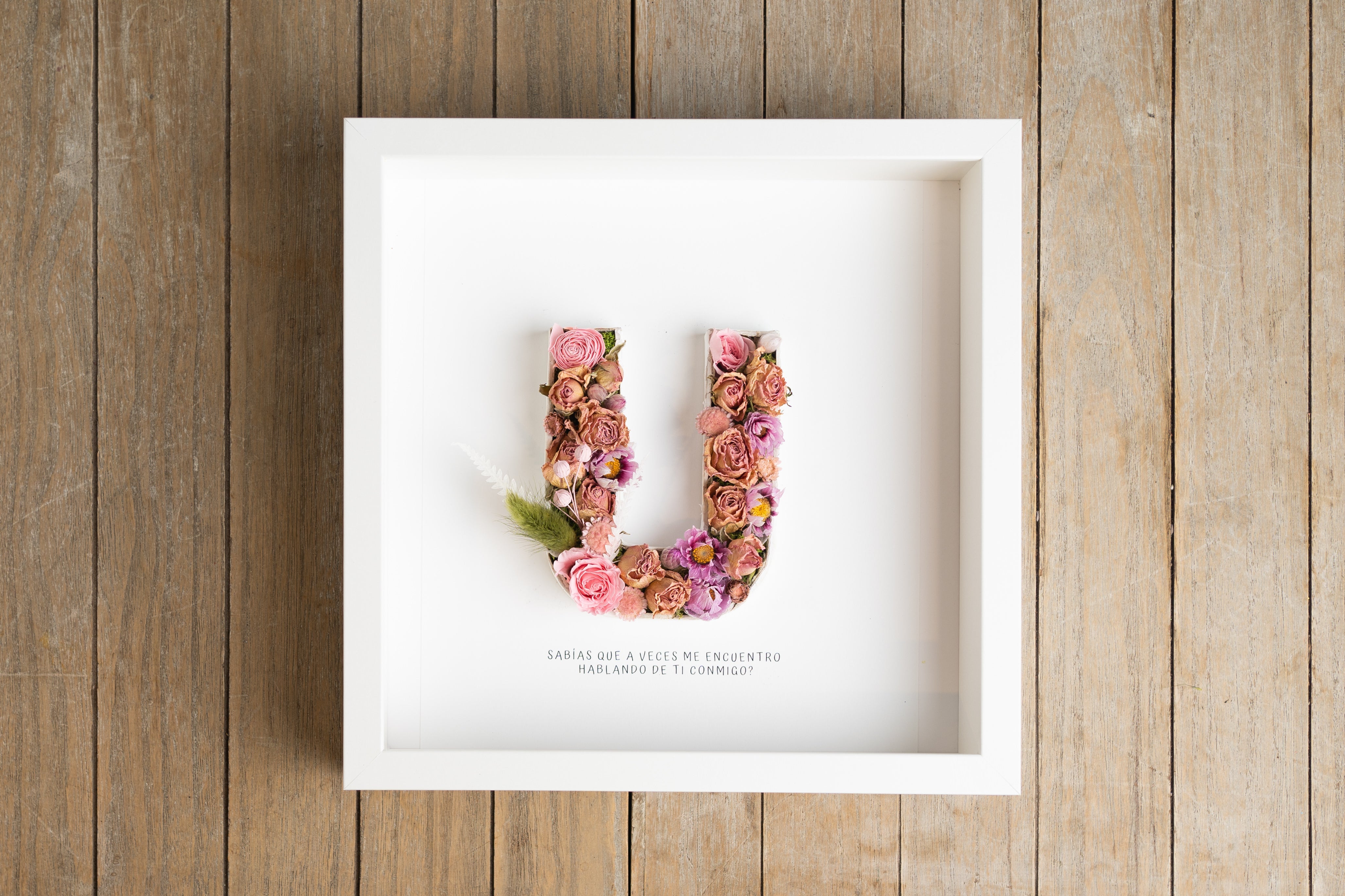 Letra U con flor seca