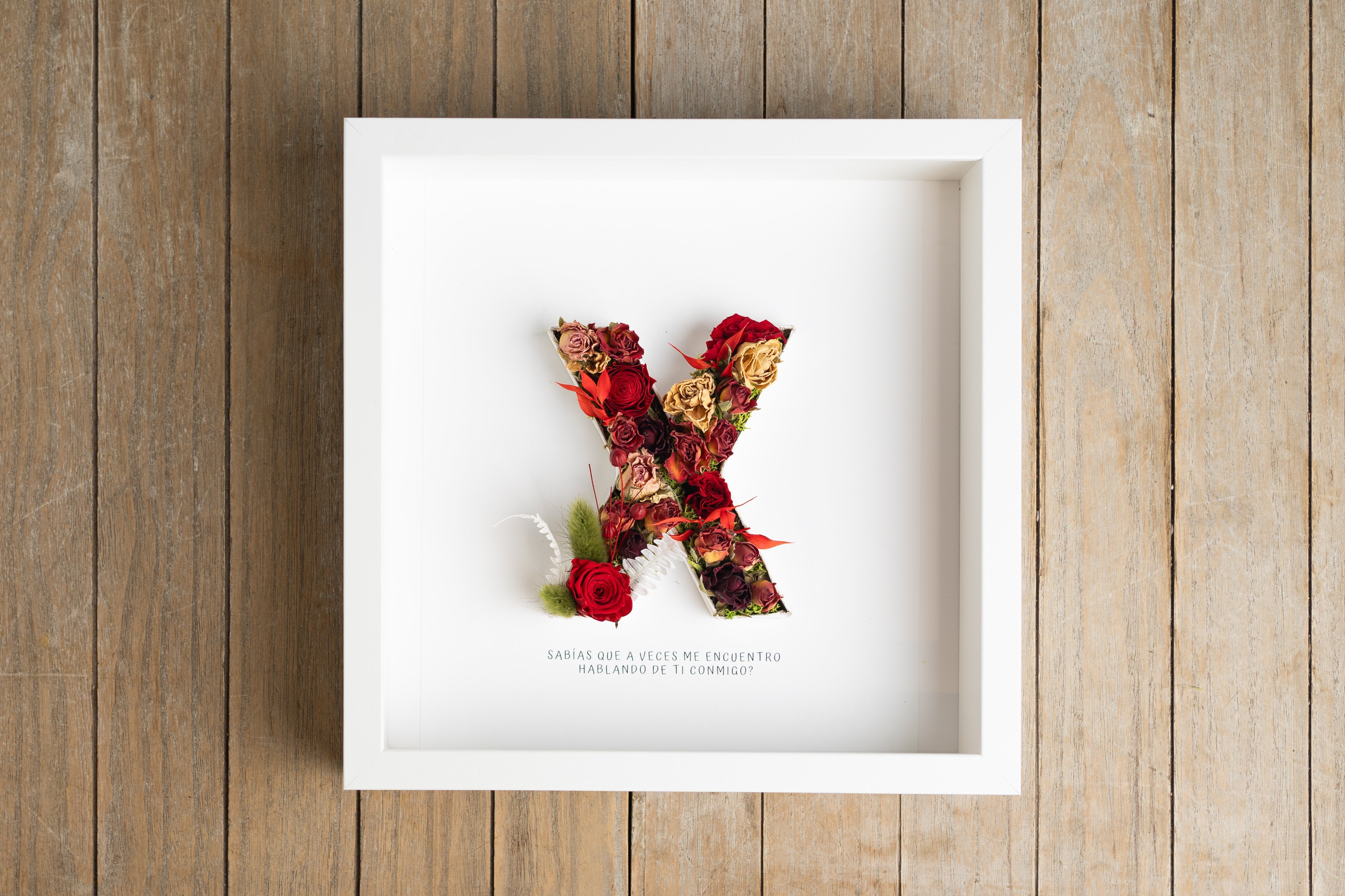 Letra X con flor seca