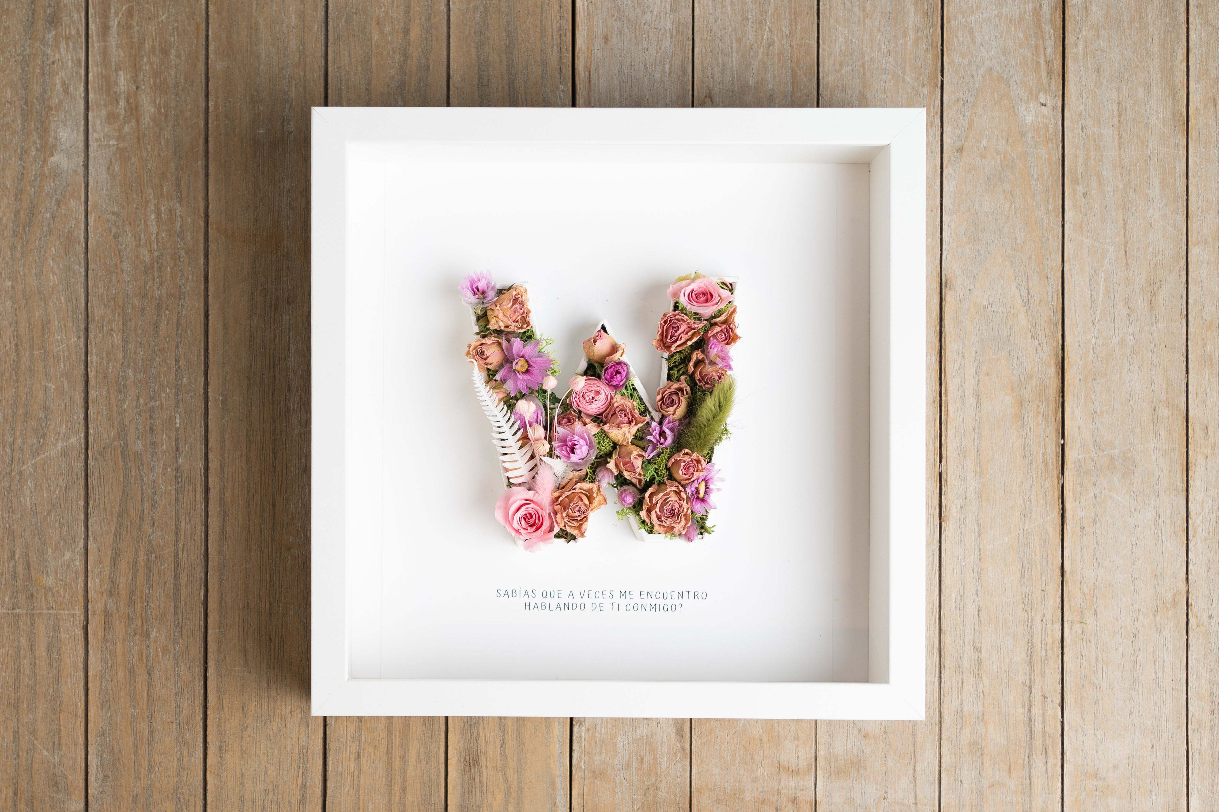 Letra W con flor seca